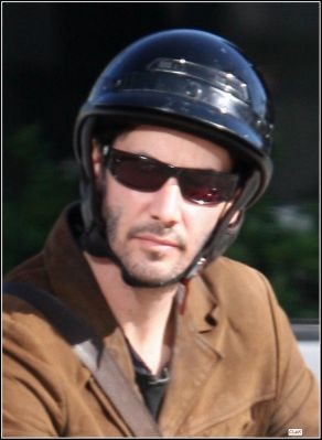 Keanu em Los Angeles dia 15 de fevereiro de 2010 1.jpg